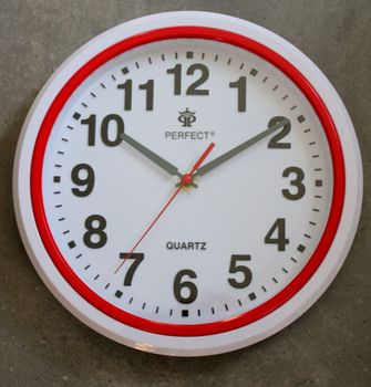 Zegar ścienny Perfect biały z czerwoną ramką FX-5841-Czerwony (2).JPG